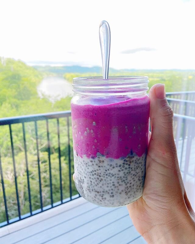 &bull; pitaya chia pudding &bull; 🤗💕
Haven&rsquo;t felt creative in the kitchen for a while.. so I mixed things up today and topped my chia pudding with a little cherry + pitaya blend. Y&rsquo;all! This is the JAM. There are wild bloobs in there so