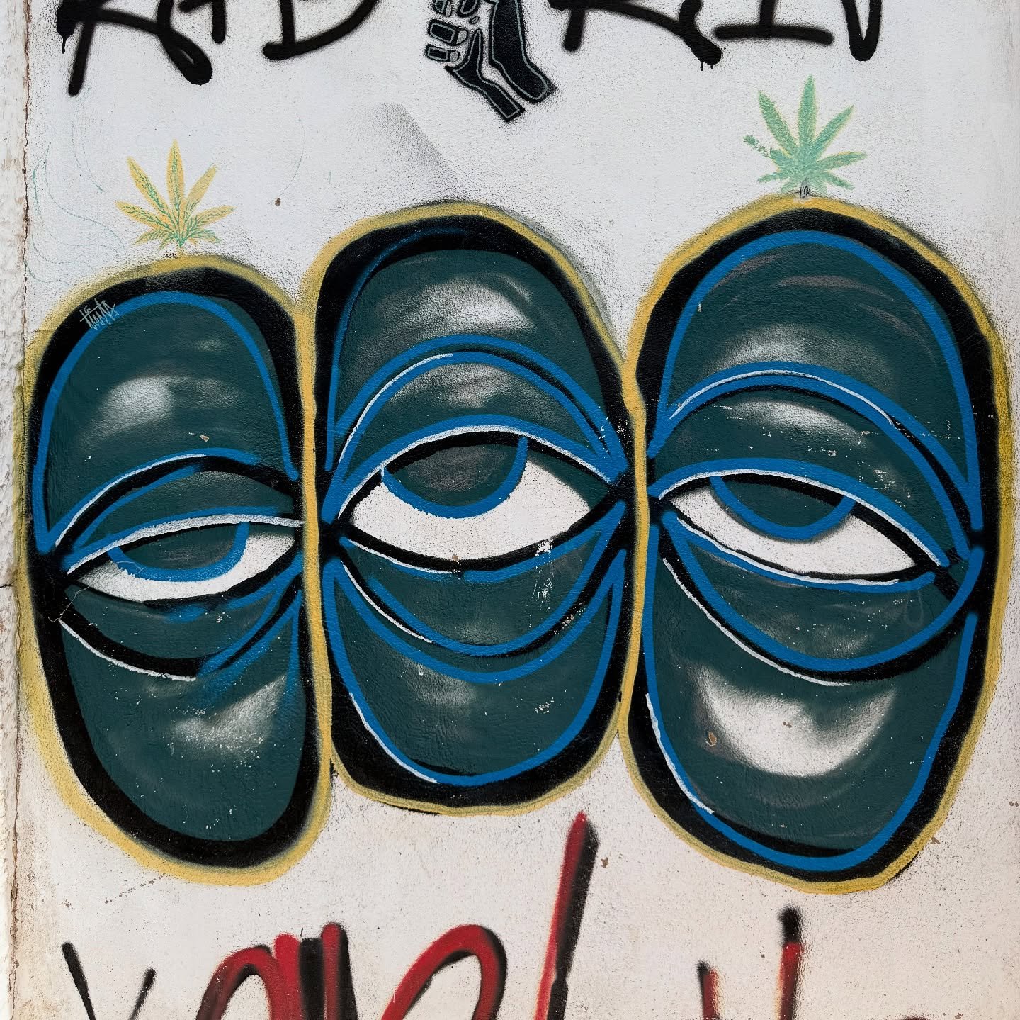 Holiday travels and your little one can&rsquo;t stop finding eyes&hellip; 👀 #tuscany #florenceitaly #portugal #lagos #lisbon #comporta