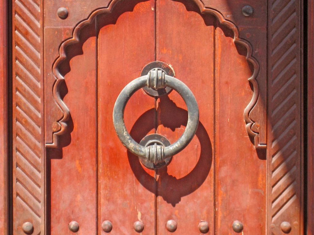 oman-2011-nizwa-a-red-door-at-the-entrance-to-nizwa-souq.jpg