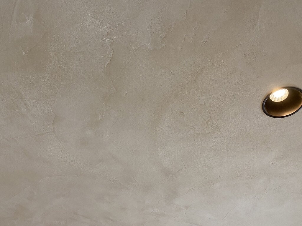 Lime plaster ceiling