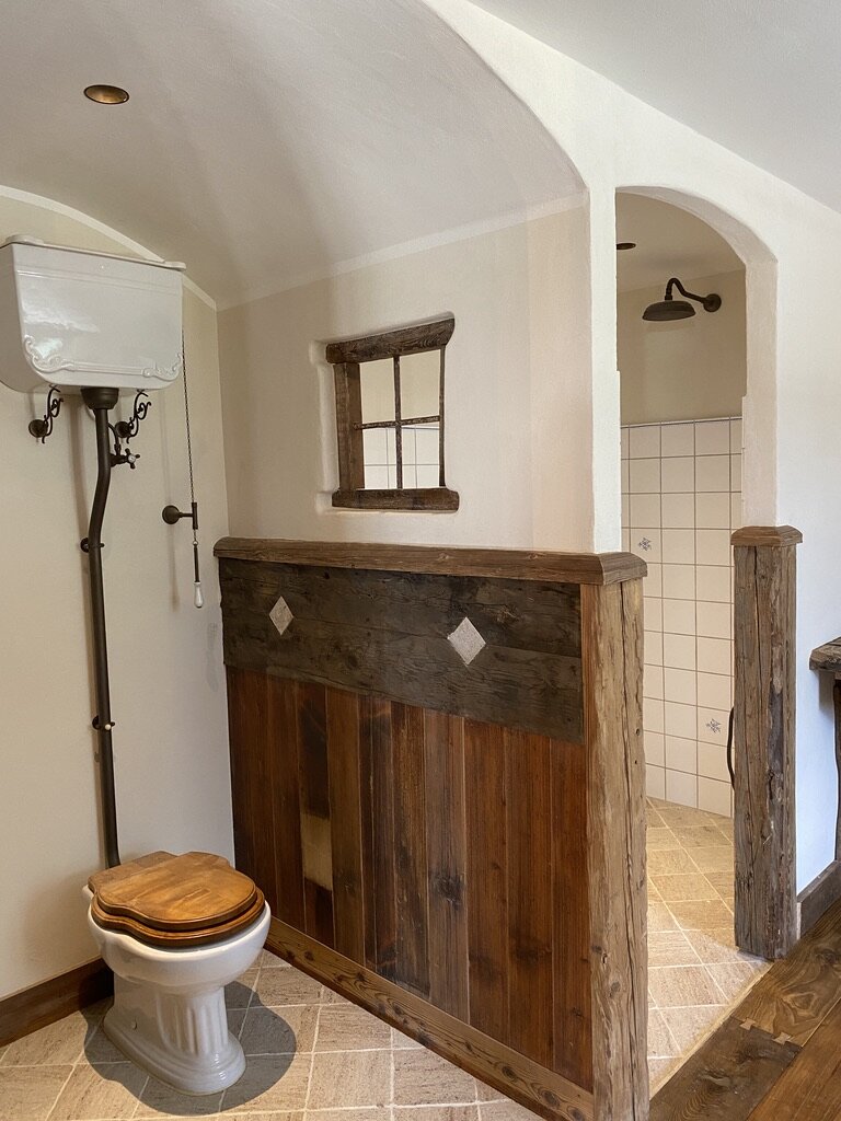 Custom made bathroom with clay walls/Lehmwände