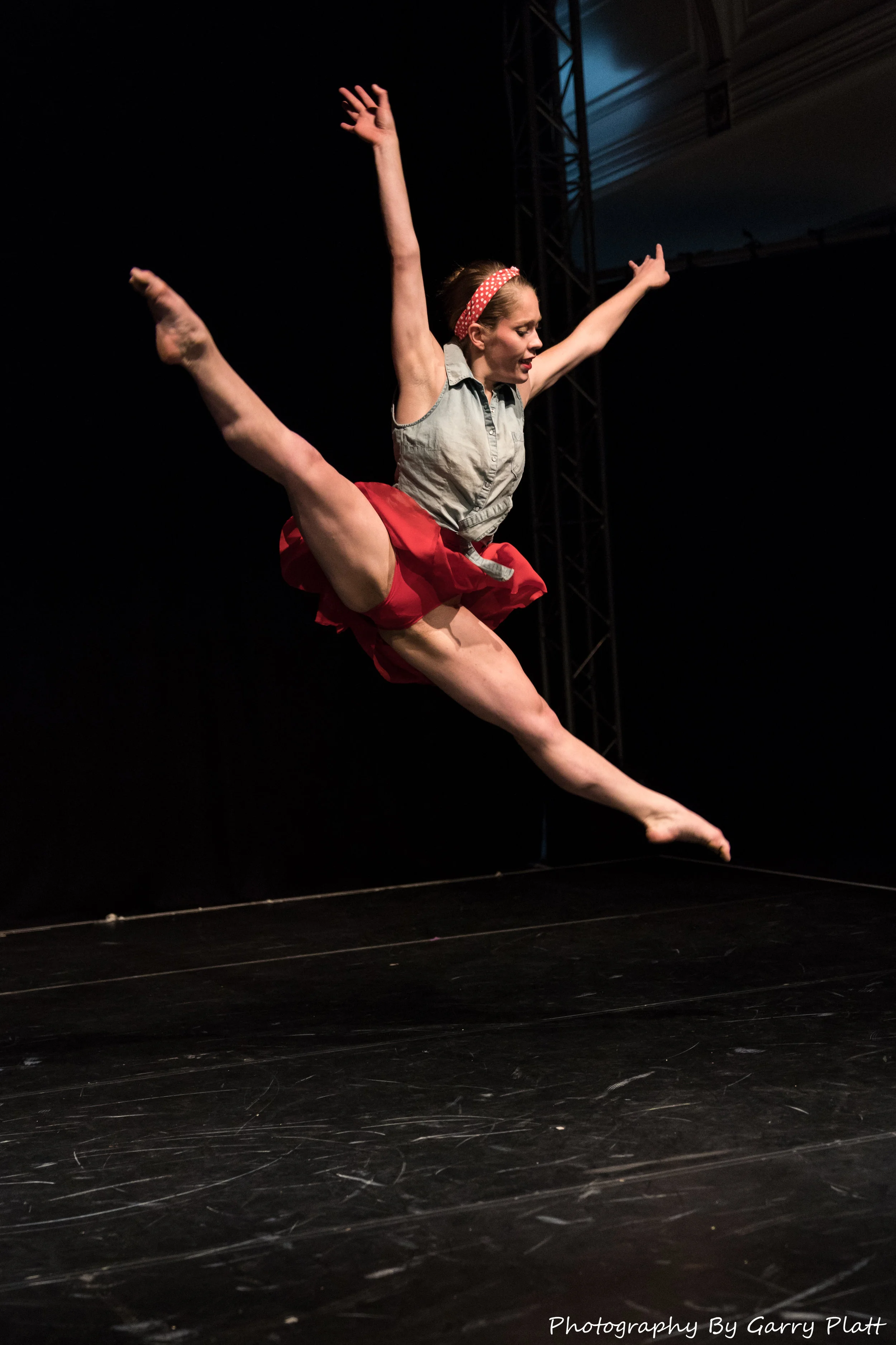 Jane Krantz performing in 'La Chica de Rojo'