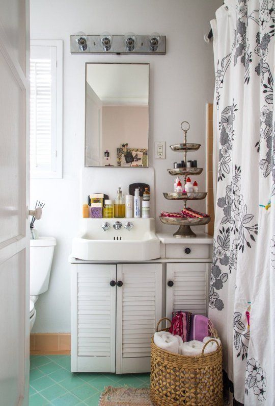 Bathroom bits. (Photo: Apartment Therapy / Simran Design)