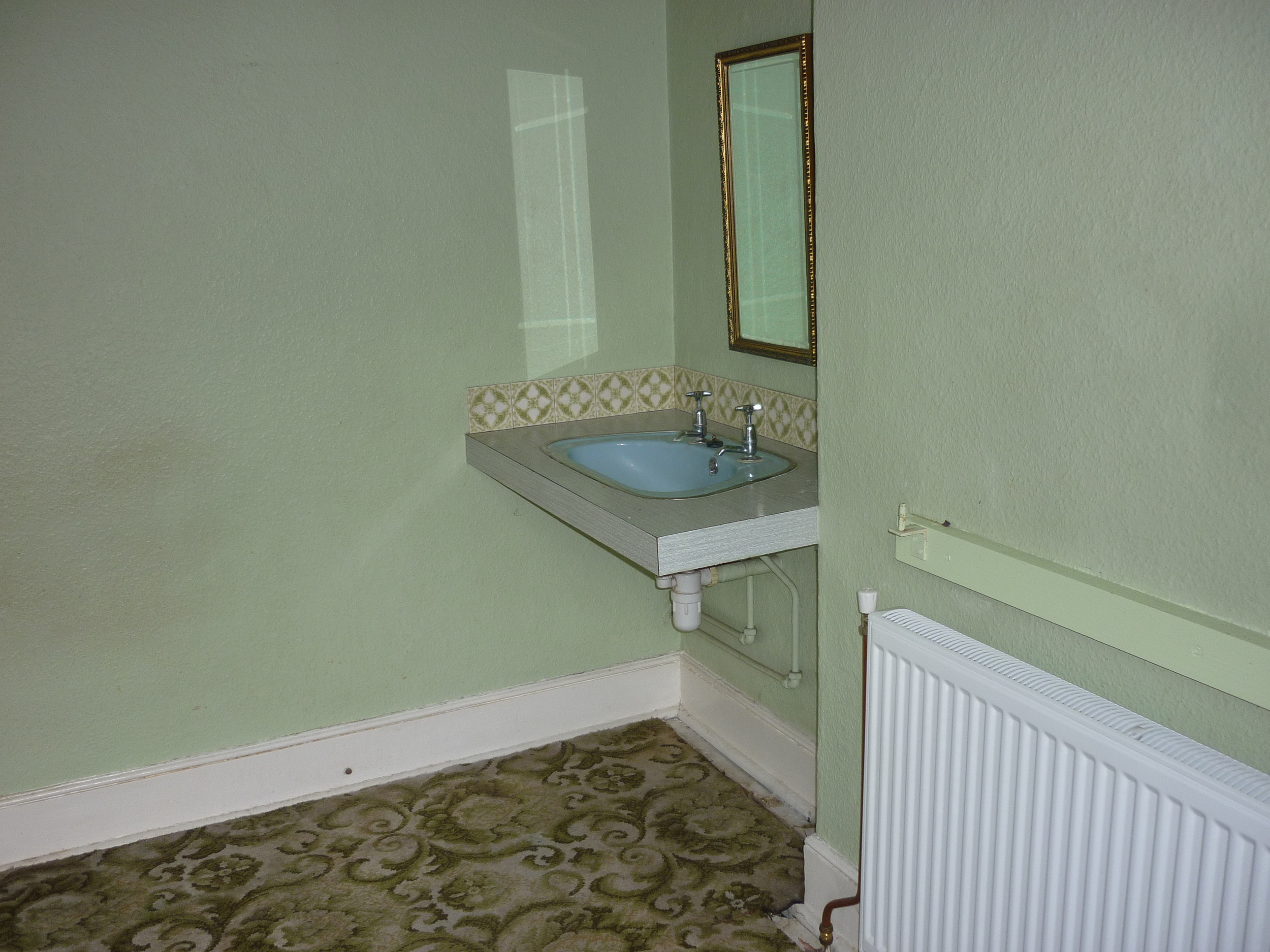 sink-in-bedroom.JPG