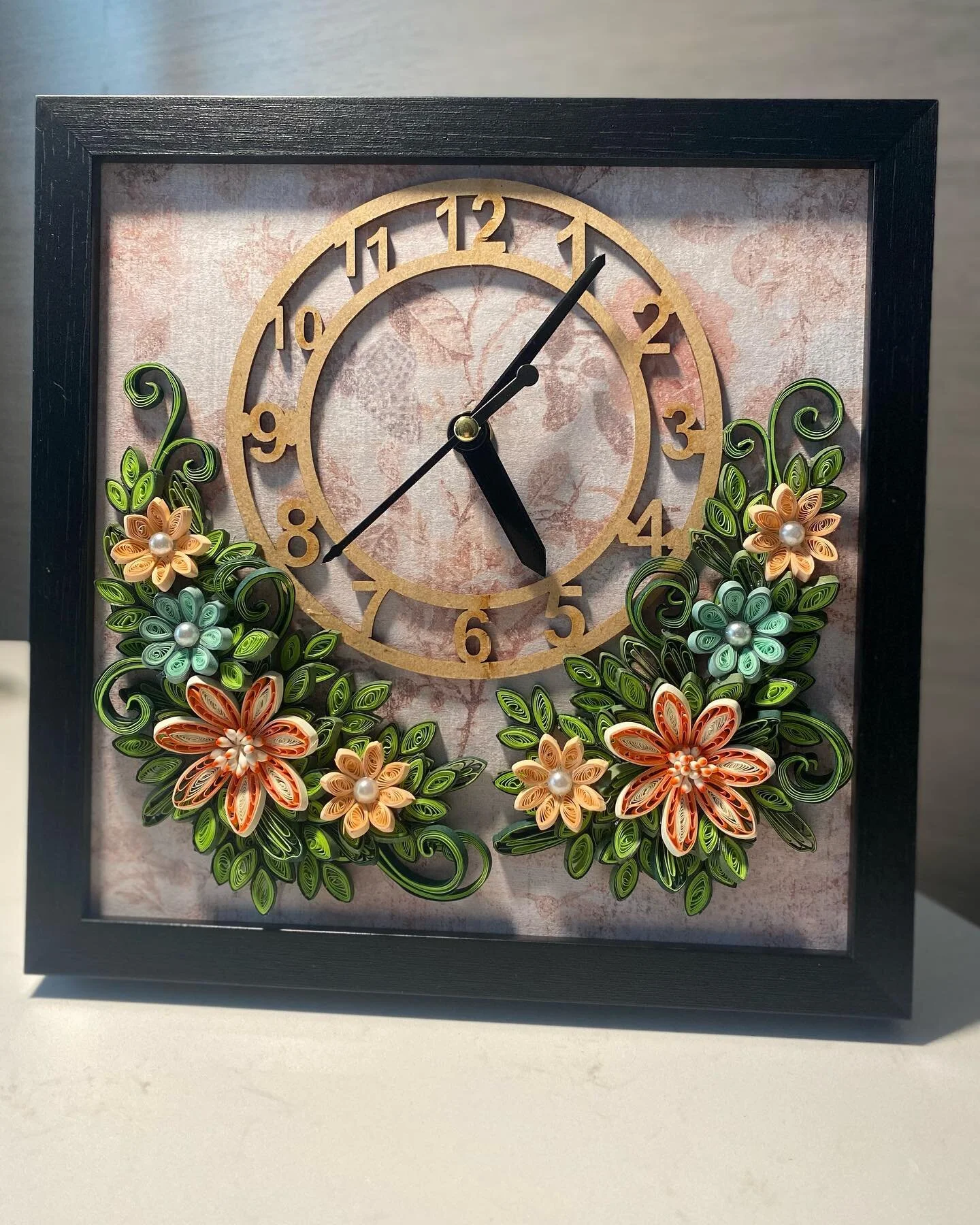 Quilled watch. This piece showcases colourful flowers and it&rsquo;s framed 10*10&rdquo;

#creative #handmadewithlove #flowers #artwork #quill #papercrafting #artistsoninstagram #gift #love #papercreations #homedecor #giftideas #paperartwork #origami