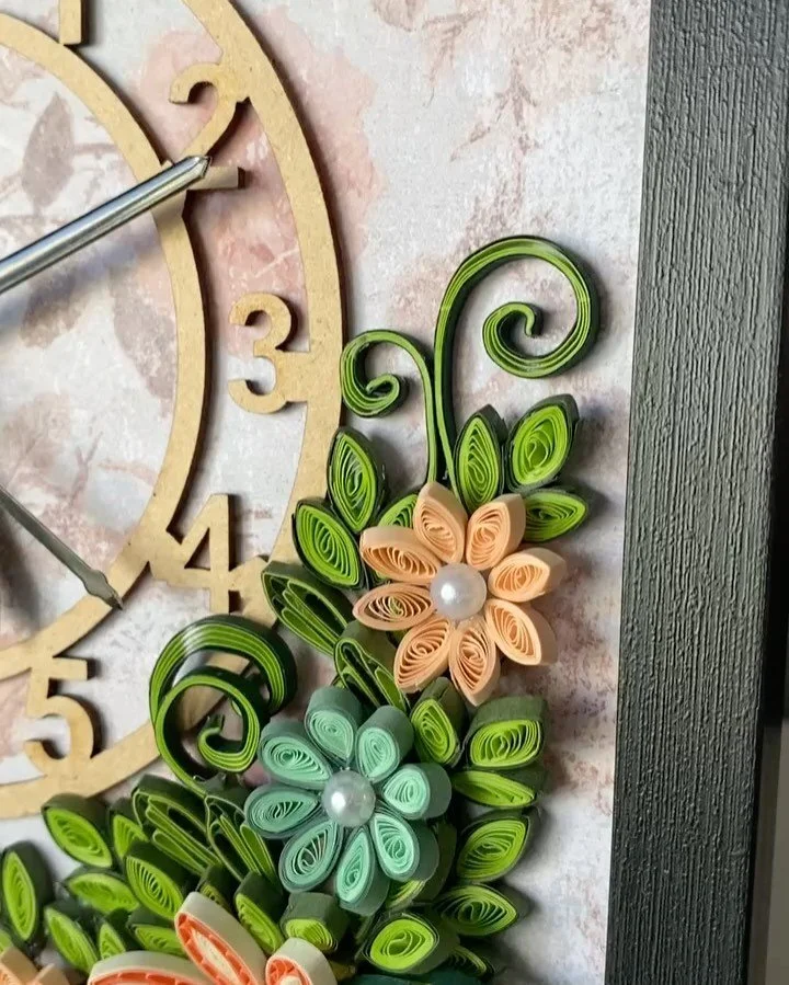Quilled watch. This piece showcases colourful flowers and it&rsquo;s framed 10&rdquo;x10&rdquo;. Customizable design..DM to place orders!

#creative #handmadewithlove #flowers #artwork #quill #papercrafting #artistsoninstagram #gift #love #papercreat