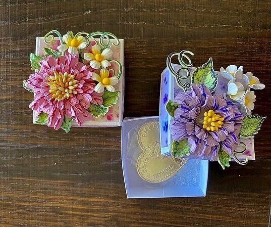 Small boxes to gift silver coins or ginni

#creative #handmadewithlove #flowers #artwork papercrafting #gift #papercreations #giftideas #paperartwork #origami #handcrafted #handmadegifts