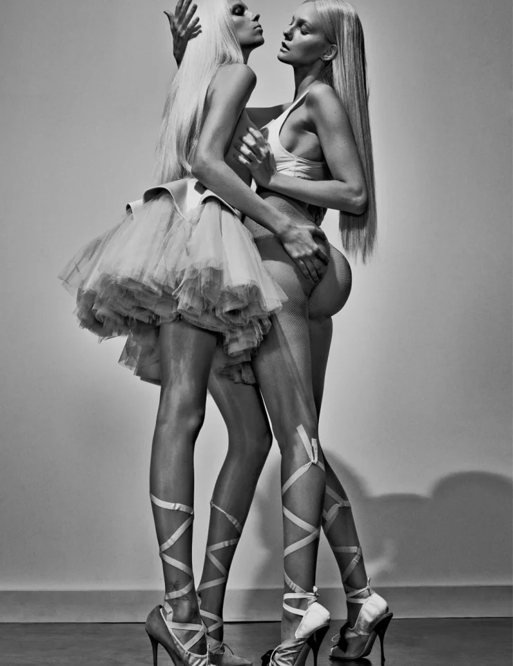 Copy of kendall-jenner-malgosia-bela-caroline-trentini-lexi-boling-trevor-van-uden-by-steven-klein-for-love-magazine-12-spring-summer-2015-17.jpg