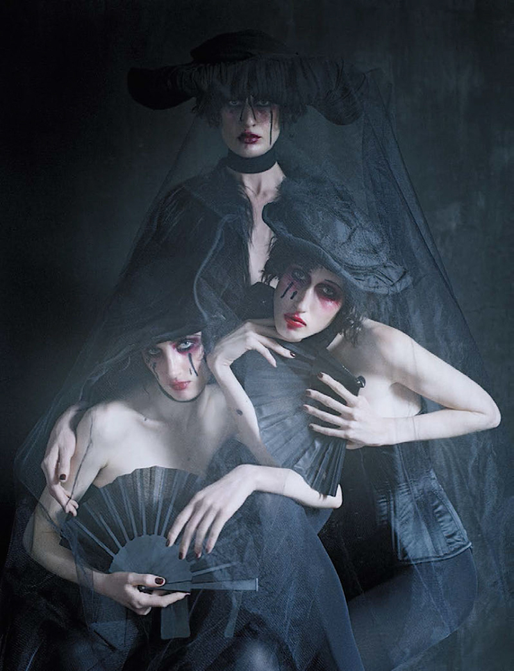 anna-cleveland-christina-carey-erin-oconnor-jamie-bochert-by-tim-walker-for-vogue-italia-december-2015-3.jpg