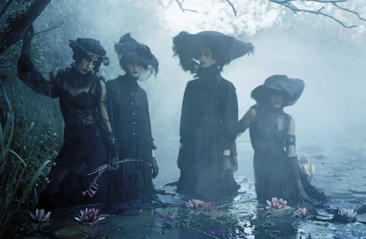 anna-cleveland-christina-carey-erin-oconnor-jamie-bochert-by-tim-walker-for-vogue-italia-december-2015-15.jpg