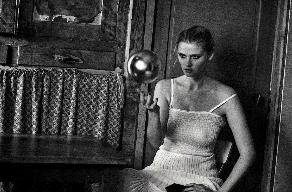 Vogue_Italia-May_2016-Lara_Stone-Freja_Beha_Erichsen-by-Peter_Lindbergh-03.jpg