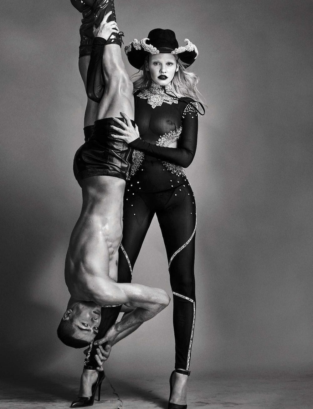 Vogue-Italia-August-2016-Lara-Stone-by-Steven-Klein-05.jpg