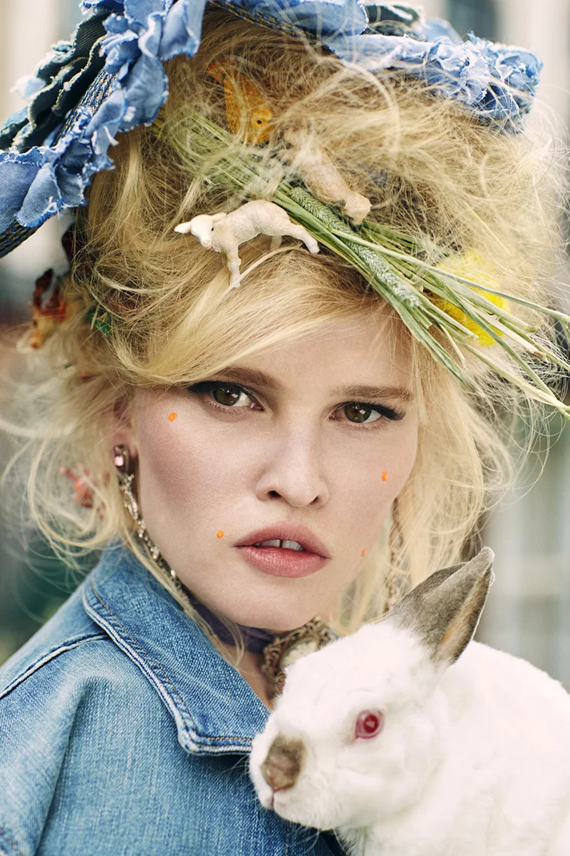 Lara-Stone-by-Sebastian-Faena-for-CR-Fashion-Book-No.9-3.jpg