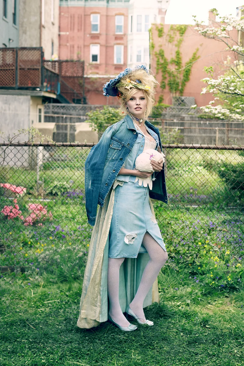 Lara-Stone-by-Sebastian-Faena-for-CR-Fashion-Book-No.9-4.jpg