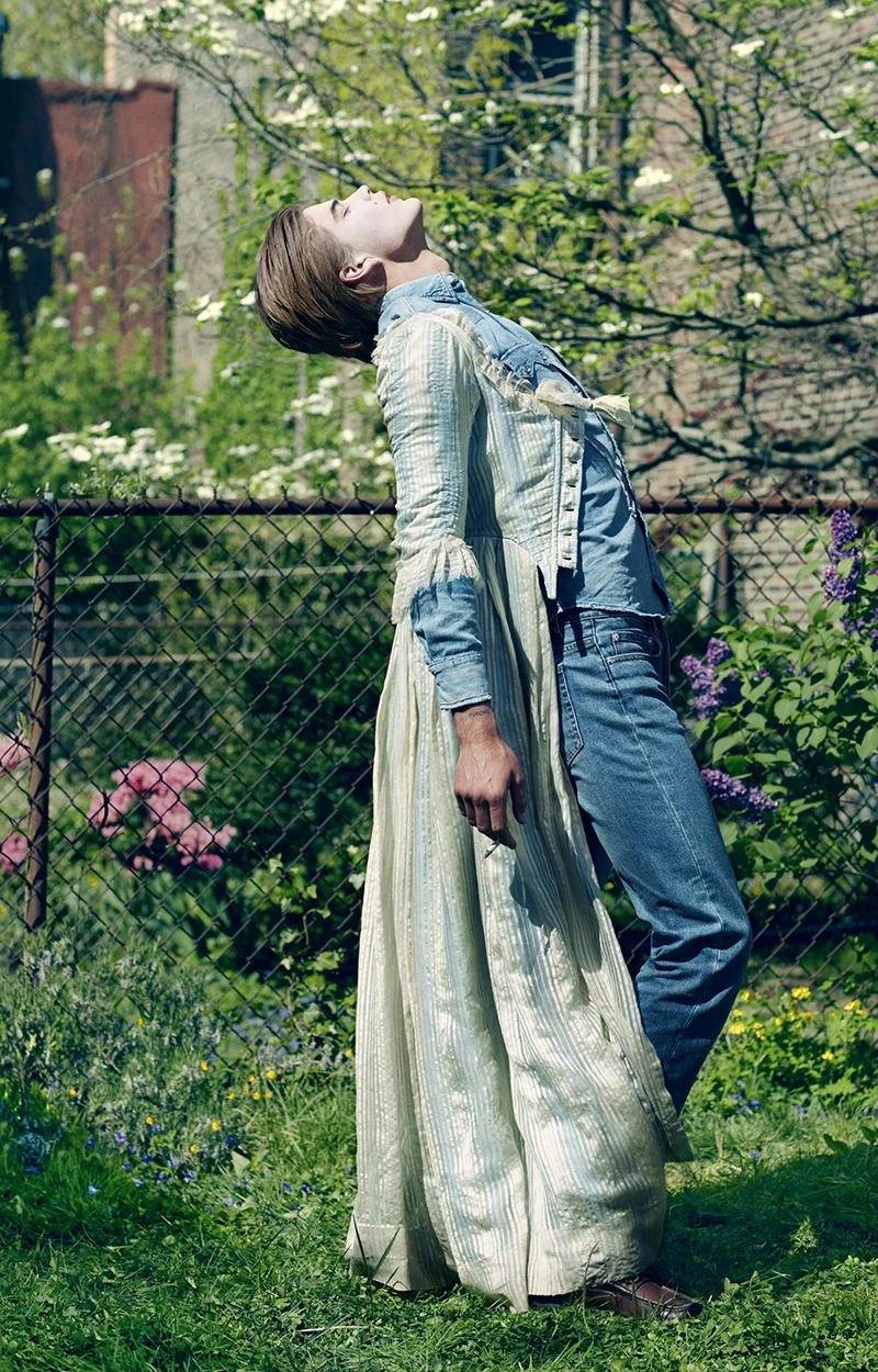 Lara-Stone-by-Sebastian-Faena-for-CR-Fashion-Book-No.9-6.jpg