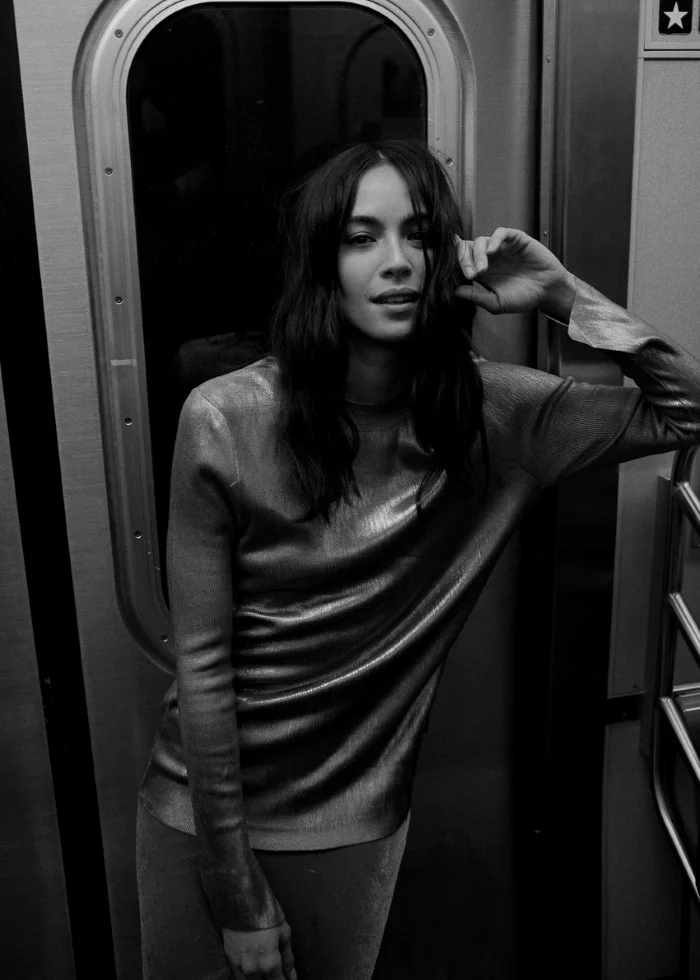 Magpie-Magazine-January-2017-Julianna-Grogan-by-Alex-Hutchinson-6.jpg