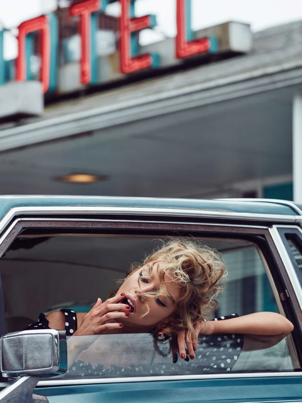 Vogue-Turkey-March-2017-Stella-Maxwell-by-Miguel-Reveriego-04.jpg