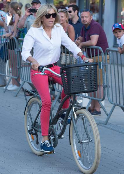 05-brigitte-macron-fait-une-balade-a-velo-le-17-juin.jpg