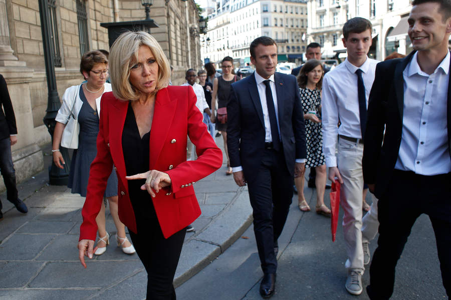 08-brigitte-macron-sublime-avec-son-blazer-rouge-army.jpg