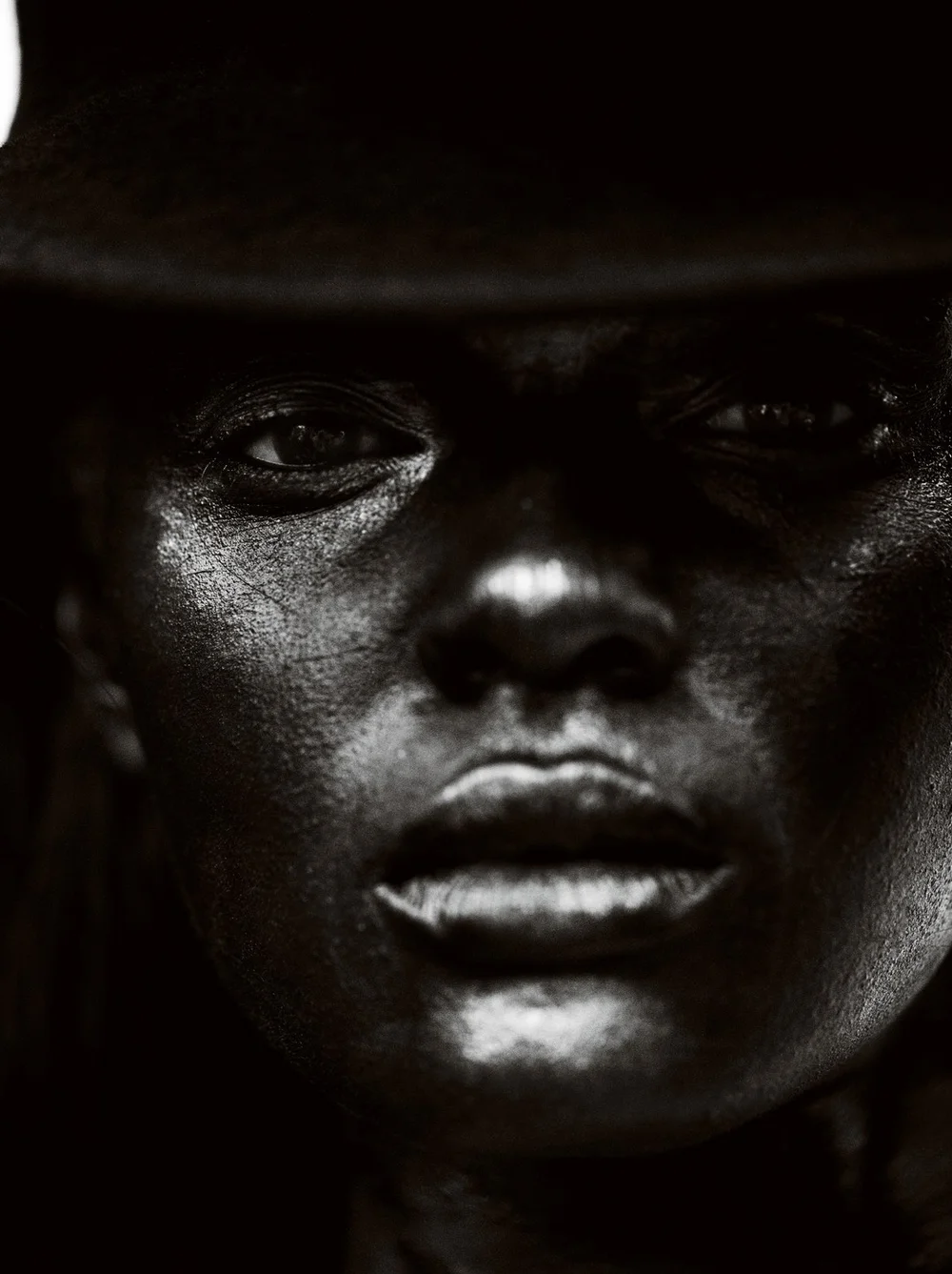 V-Magazine-Fall 2017-mario-testino-duckie-thot-hannah-ferguson- (5).jpg