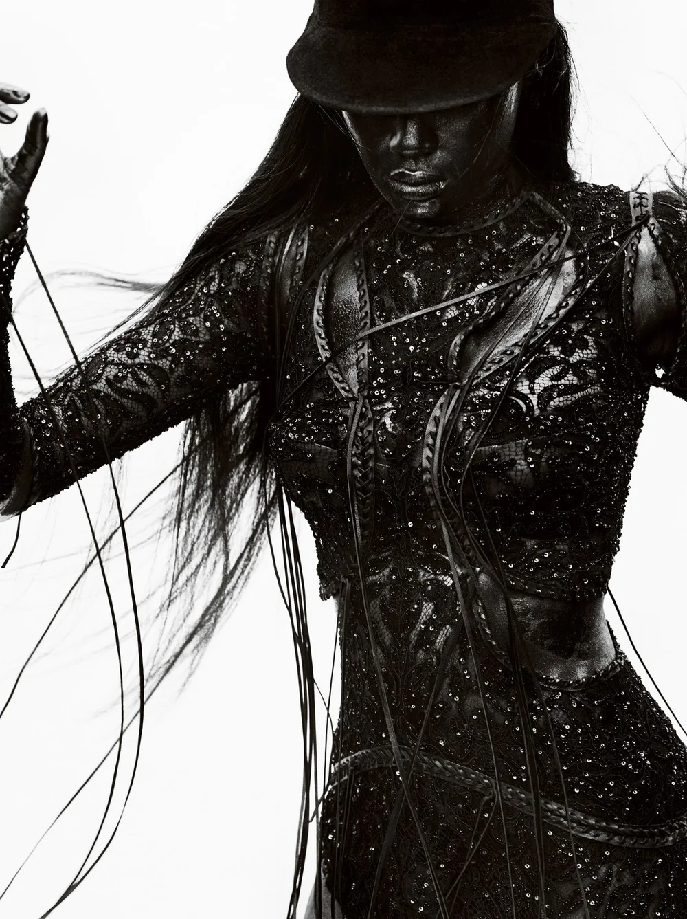 V-Magazine-Fall 2017-mario-testino-duckie-thot-hannah-ferguson- (11).jpg