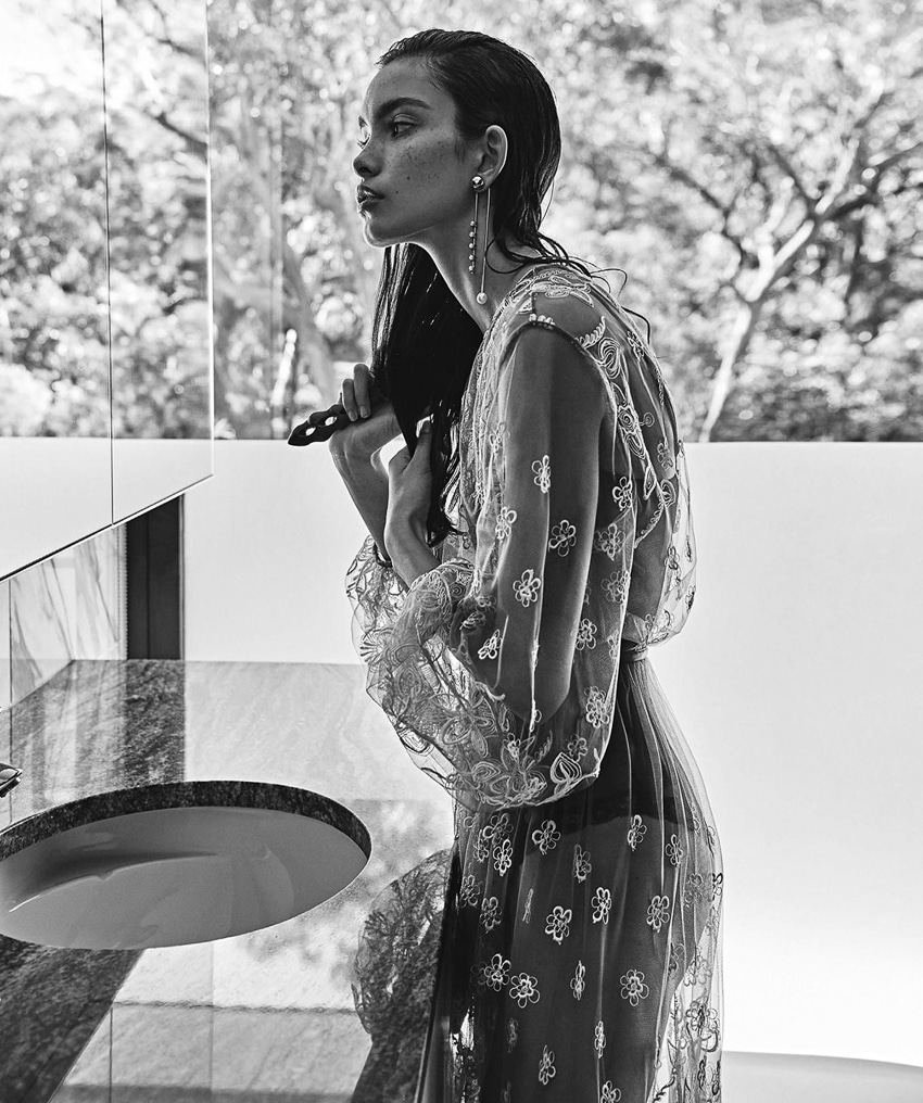 Vogue-Australia-November-2017-Zoe-Barnard-Nicole-Bentley-11.jpg