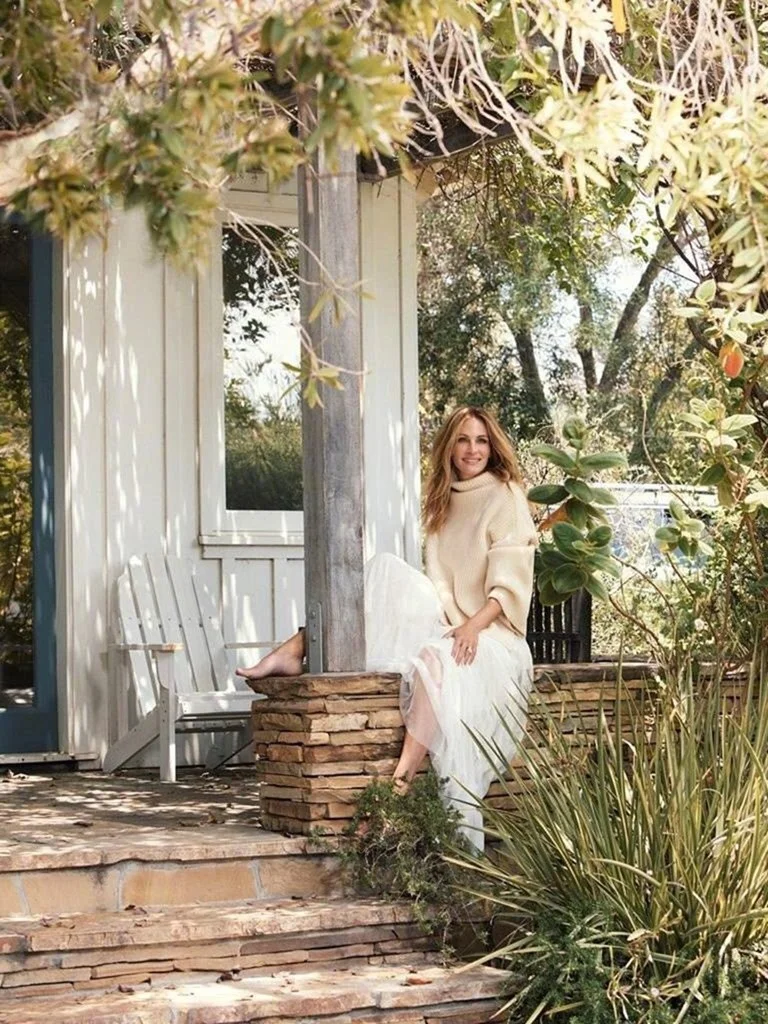 HARPERS-BAZAAR-UK-Julia-Roberts-by-Alexi-Lubomirski.-Miranda-Almond-November-2017-www.imageampli-8.jpg
