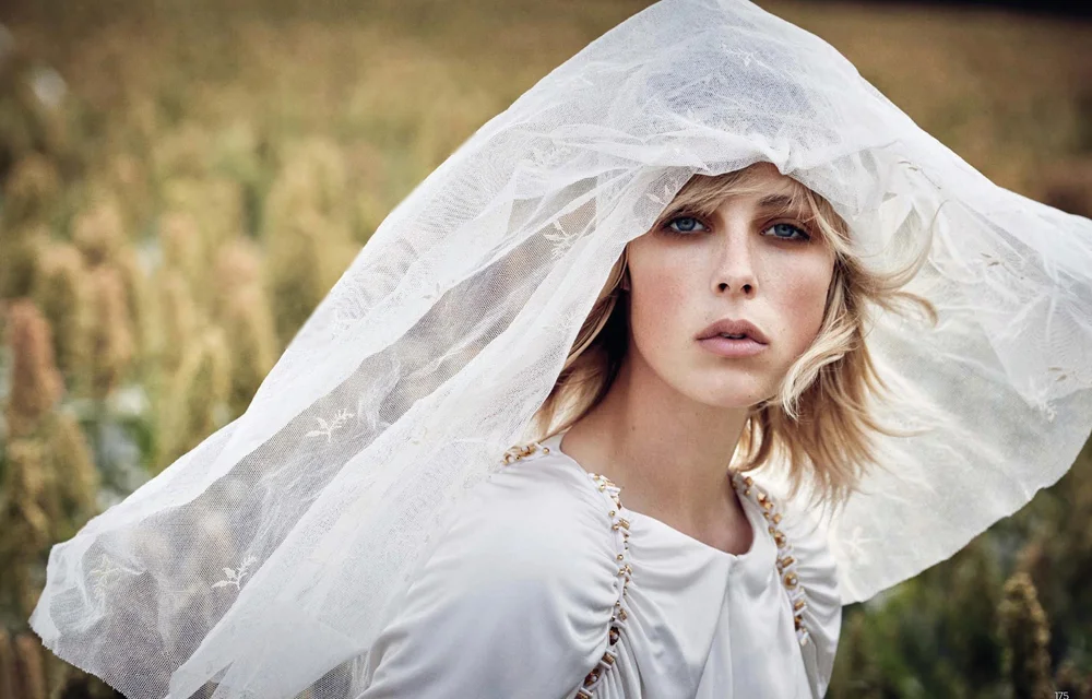 Edie-Campbell-Patrick-Demarchelier-Vogue-China-Dec-2017- (9).jpg