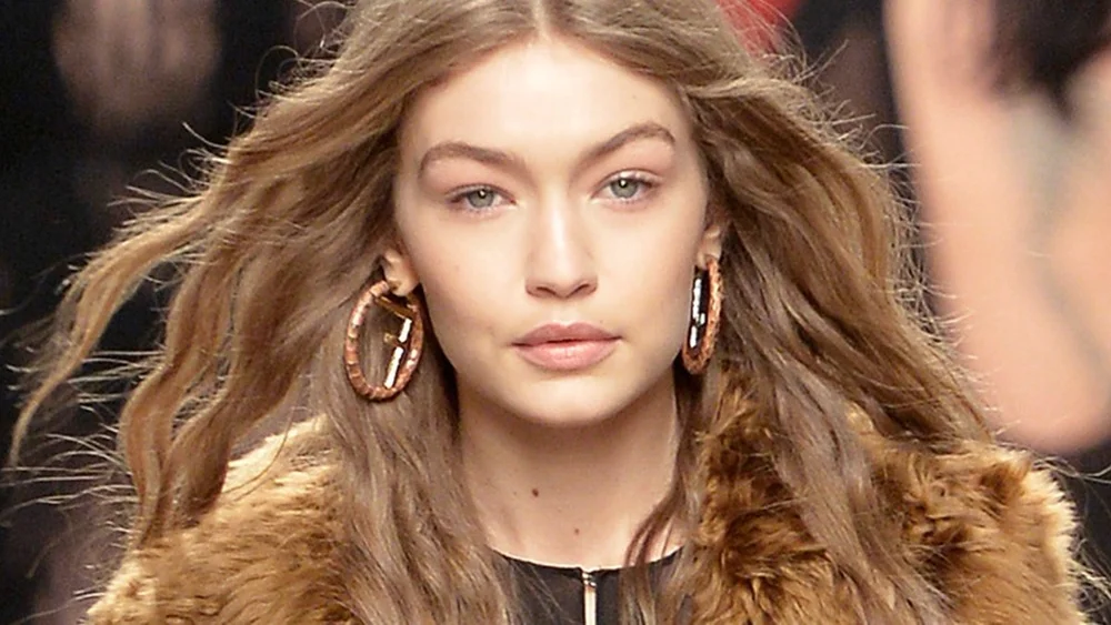 Up – Rvce News - Gigi Hadid Tries on Louis Vuitton Archlight