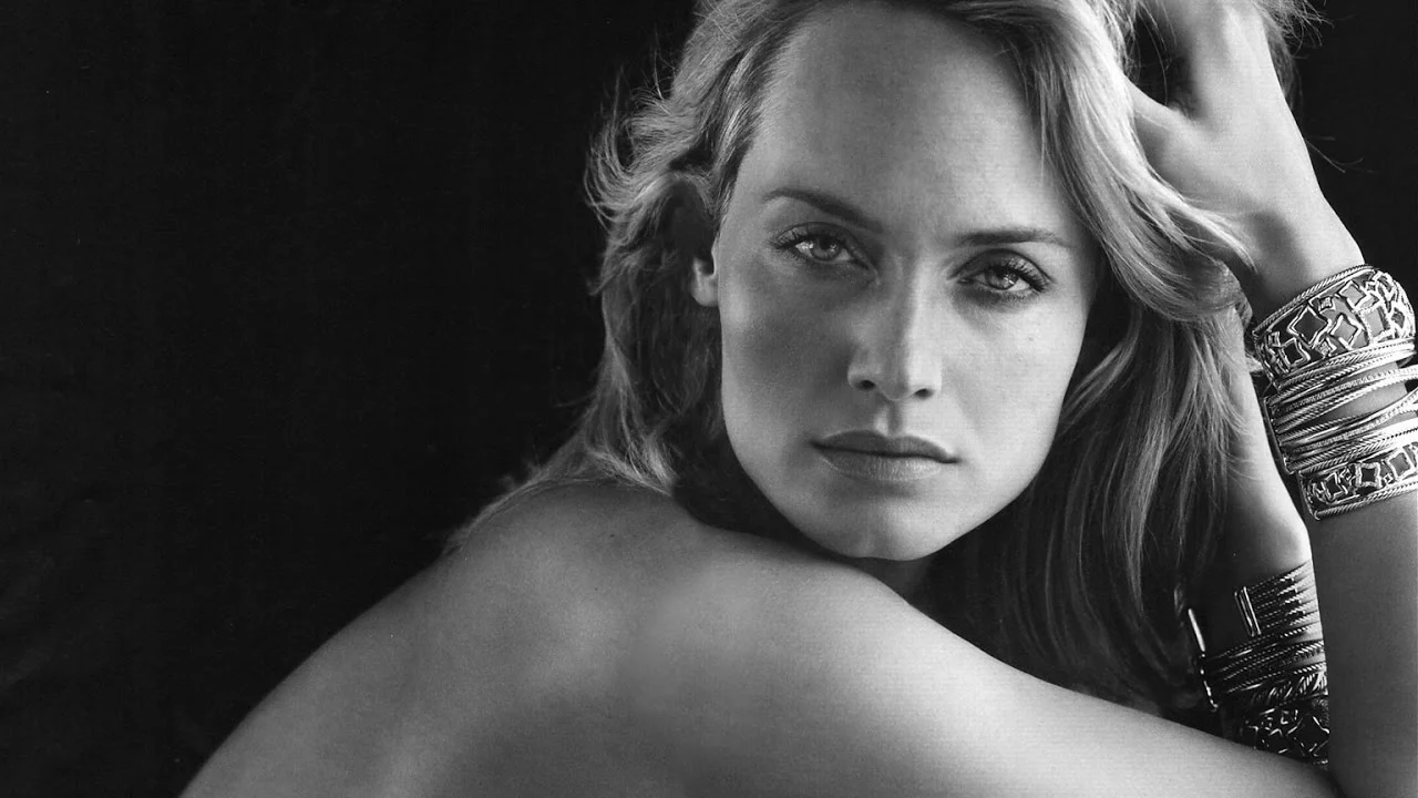 amber-valletta-.jpg