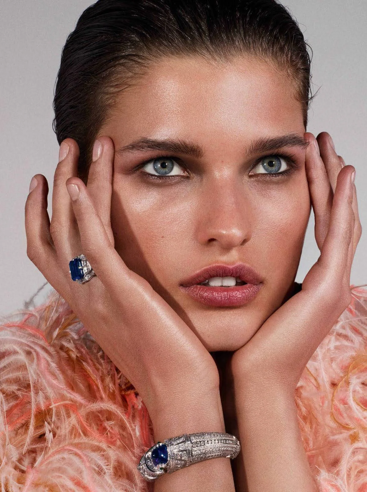 julia-van-os-vogue-paris-june-july-2018_08.jpg