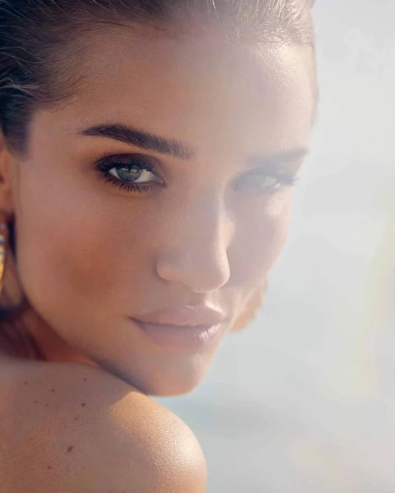 Rosie-Huntington-Whiteley-Swim-2019-Campaign02.jpg