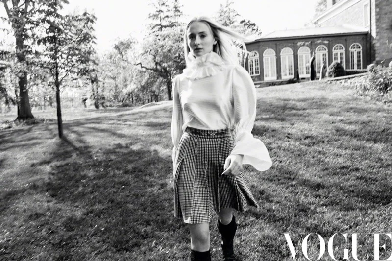 Sophie-Turner-Vogue-China-Daniel-Jackson (9).jpg