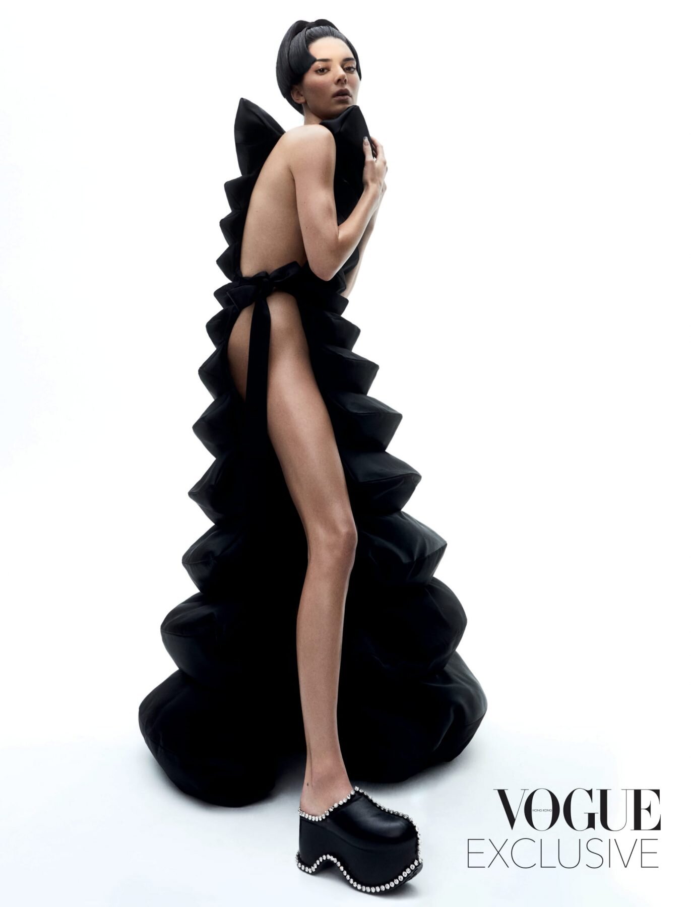 Kendall Jenner Zoey Grossman Vogue HL May 2021 (7).jpg