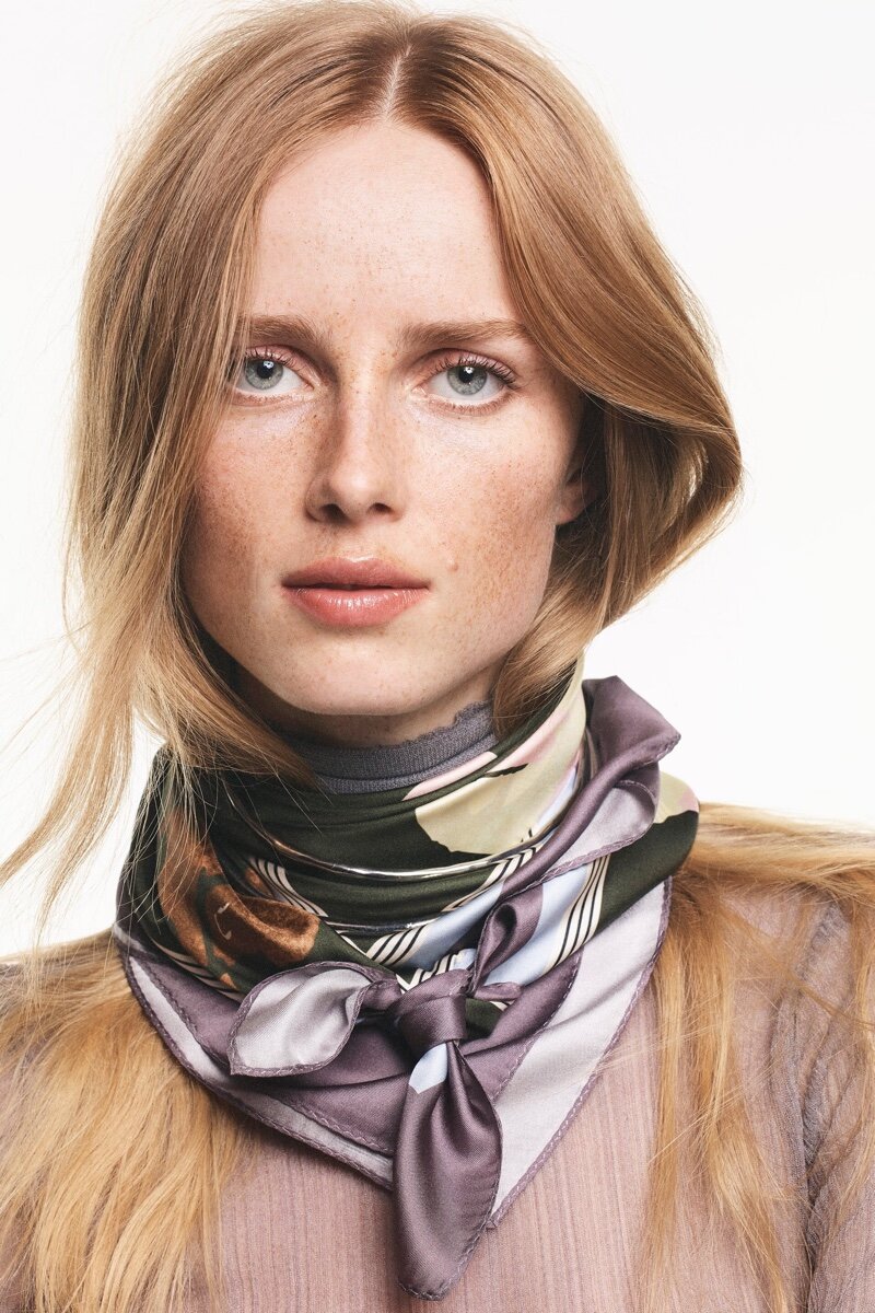 zara-studio-scarf-collection-fall-2021-model-rianne-van-rompaey (3).jpg