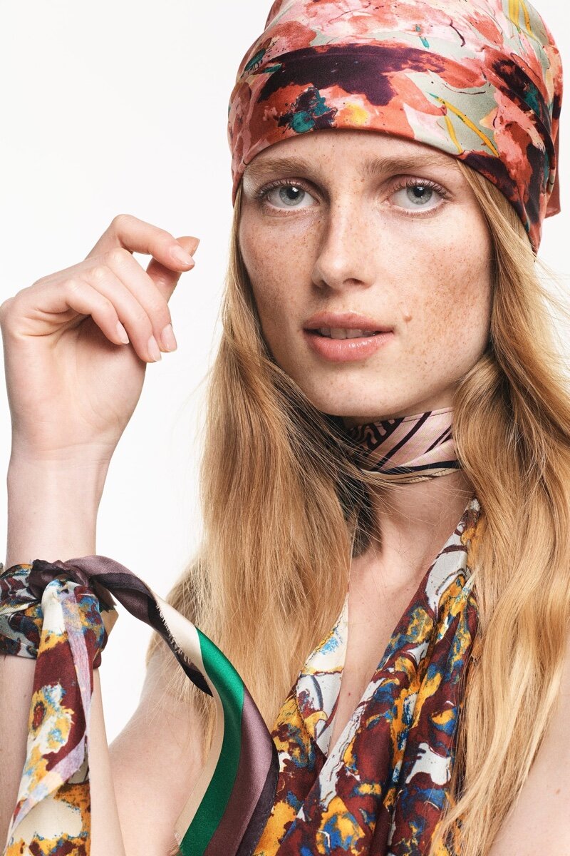 zara-studio-scarf-collection-fall-2021-model-rianne-van-rompaey (5).jpg