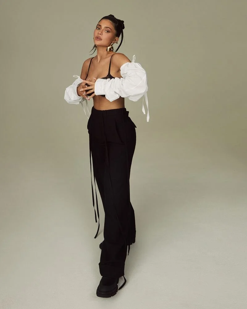 Kylie-Jenner-by-Greg-Swales-ELLE-Russia-September-2021 (1).jpg