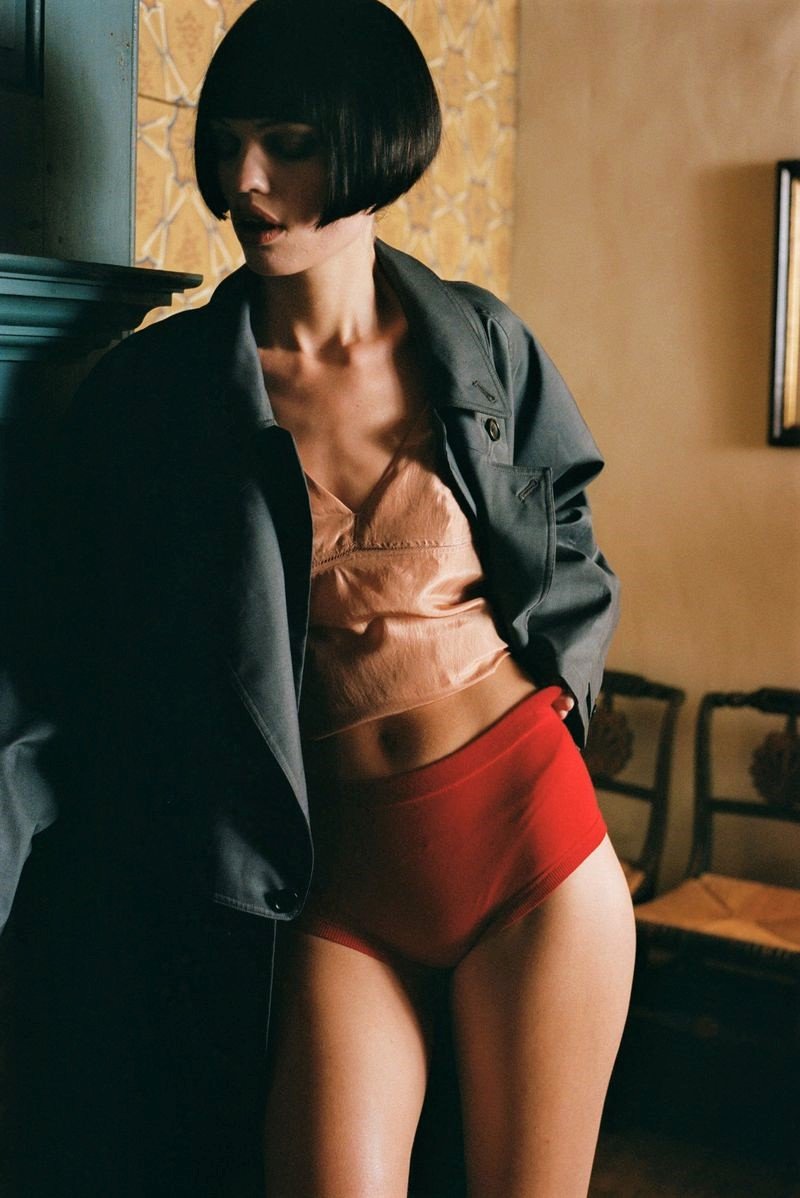 Daphne-Groeneveld-by-Martina-Keenan-in-Vogue Portugal-Dec-2021 (12).jpg
