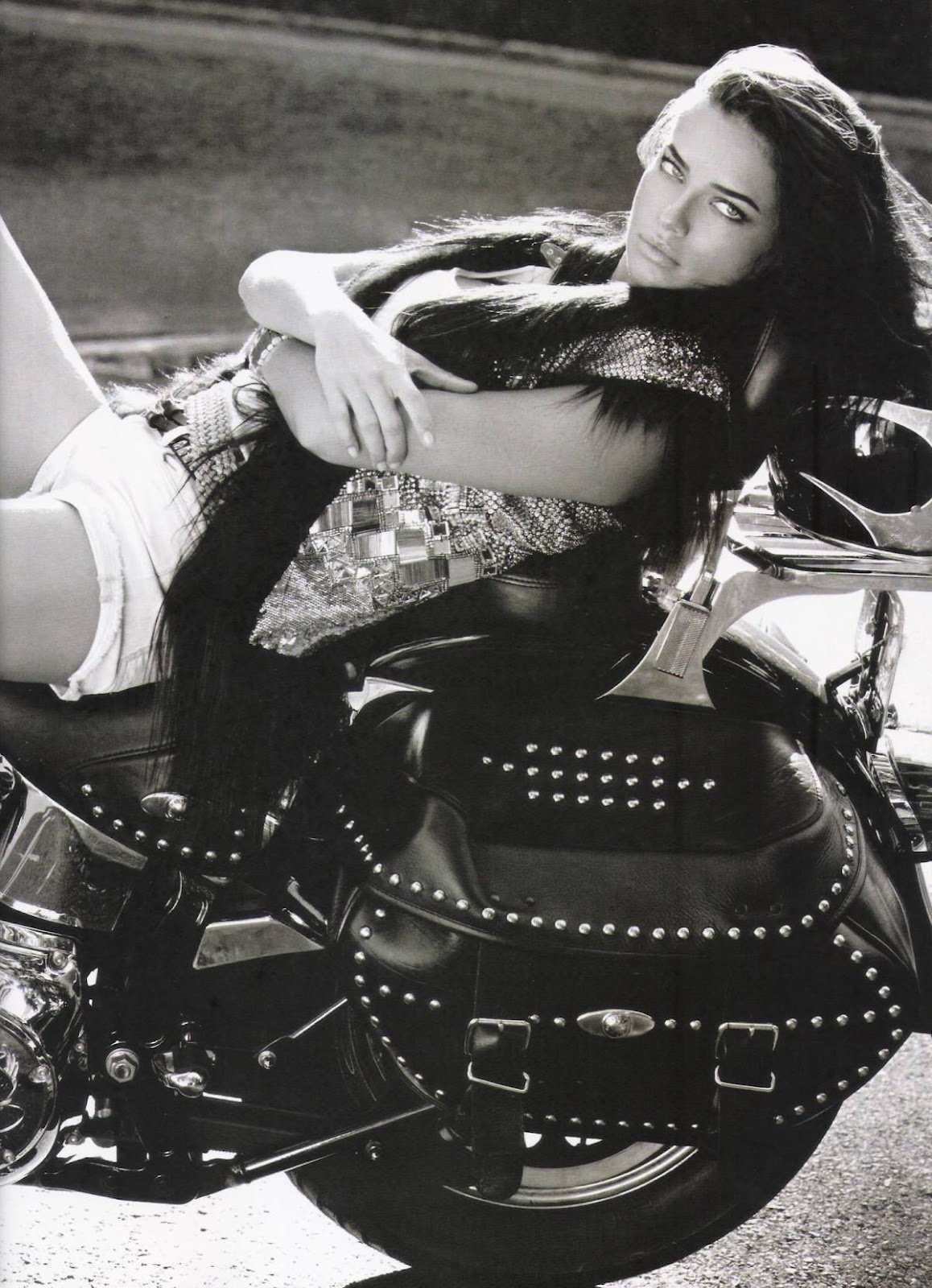 Adriana-Lima-by-JR-Duran-Vogue-Brazil-Februqry-2012 (1).jpg