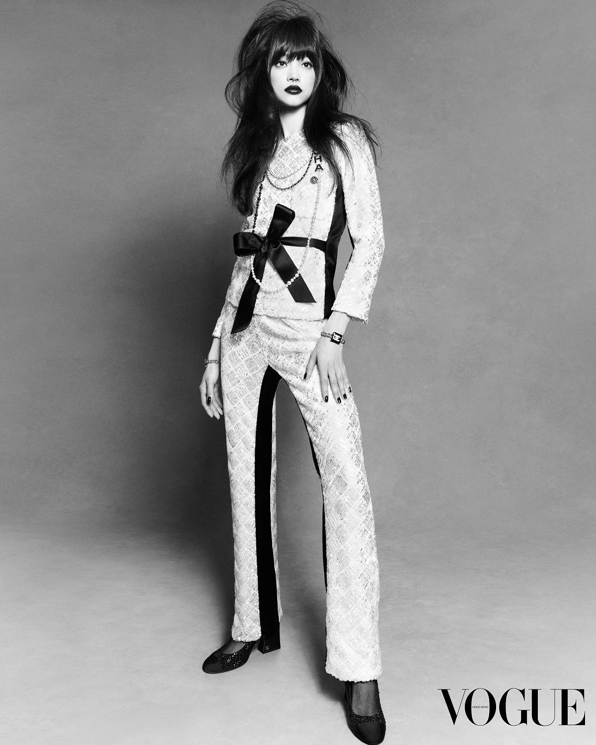 Mika-Schneider-by-Luigi-Iango-Vogue-Hong-Kong-May-2022 (2).jpg