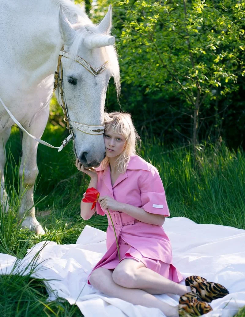 Niki-Kahr-by-Alexandra-Sophie-Vogue-Portugal-May-2022 (12).jpg