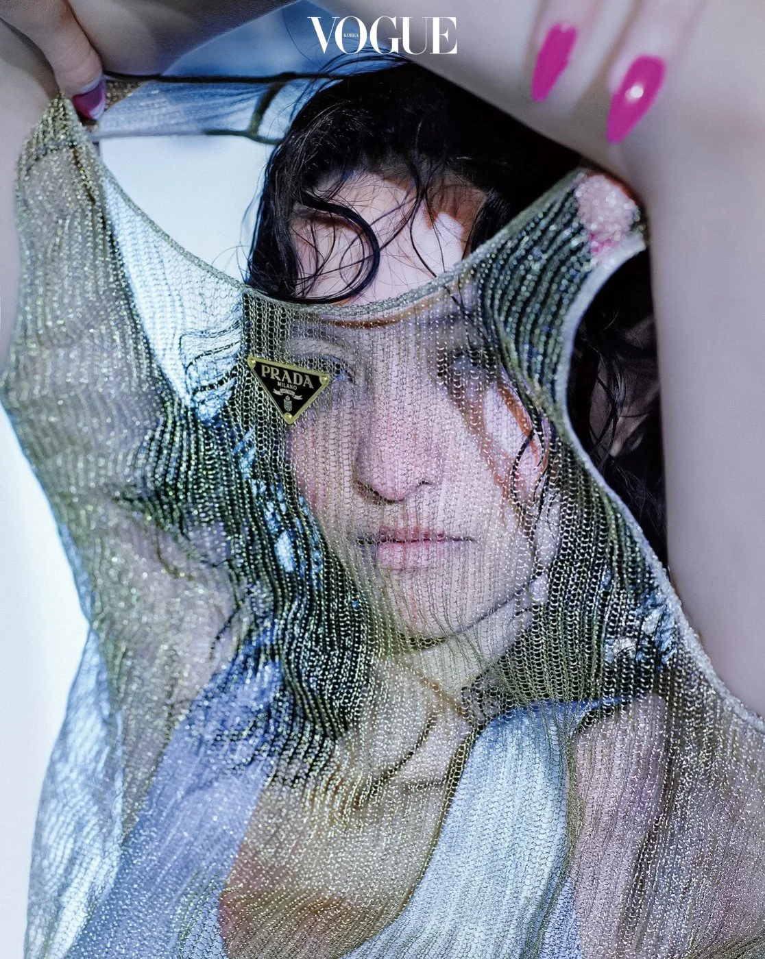 America-Gonzzalez-by-Hyea-W-Kang-Vogue-Korea-September-2022 (14).jpg