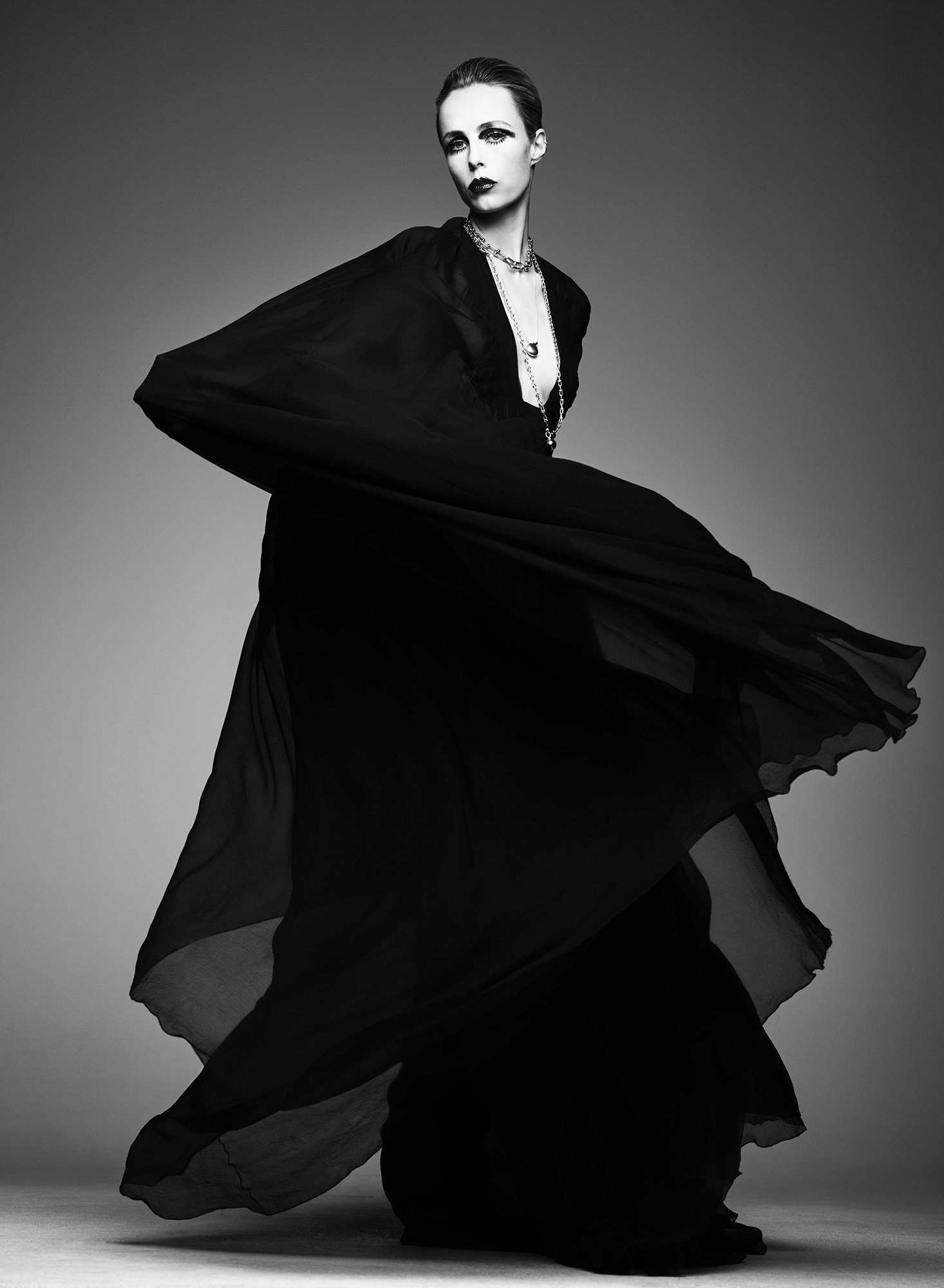 Edie Campbell Blacks Out Strong in V Magazine 138 Fall 2022 — Anne of ...