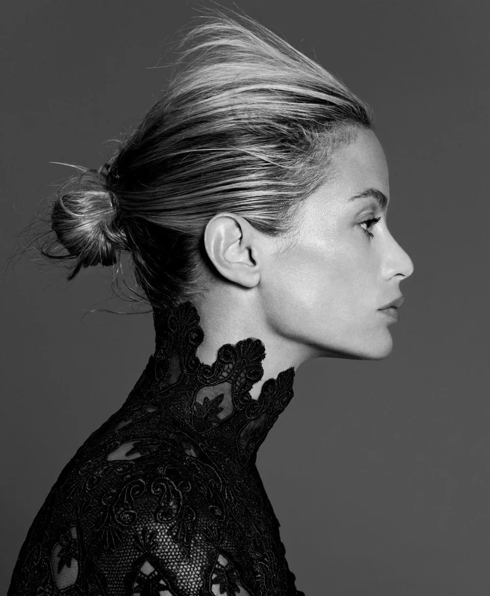Carolyn-Murphy-by-Paola-Kudacki-Porter-5-winter-202200008.jpeg