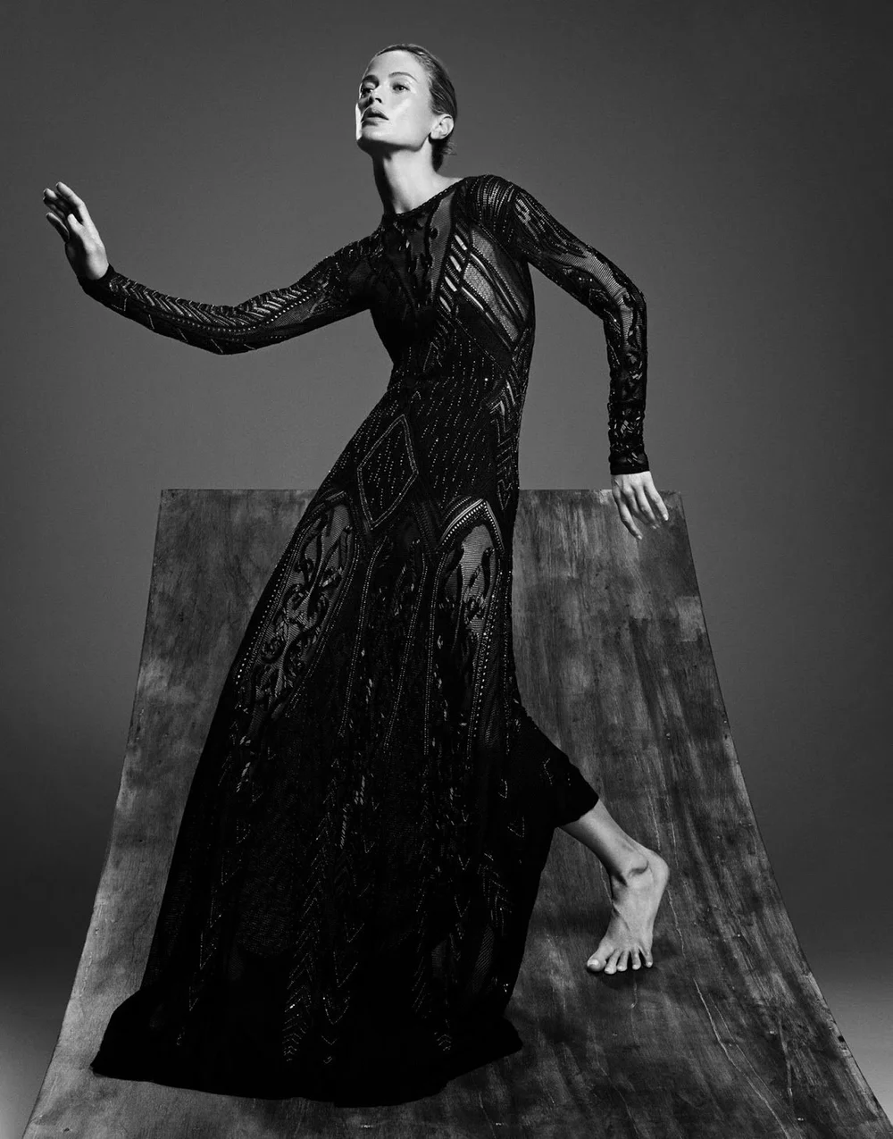 Carolyn-Murphy-by-Paola-Kudacki-Porter-5-winter-202200009.jpeg