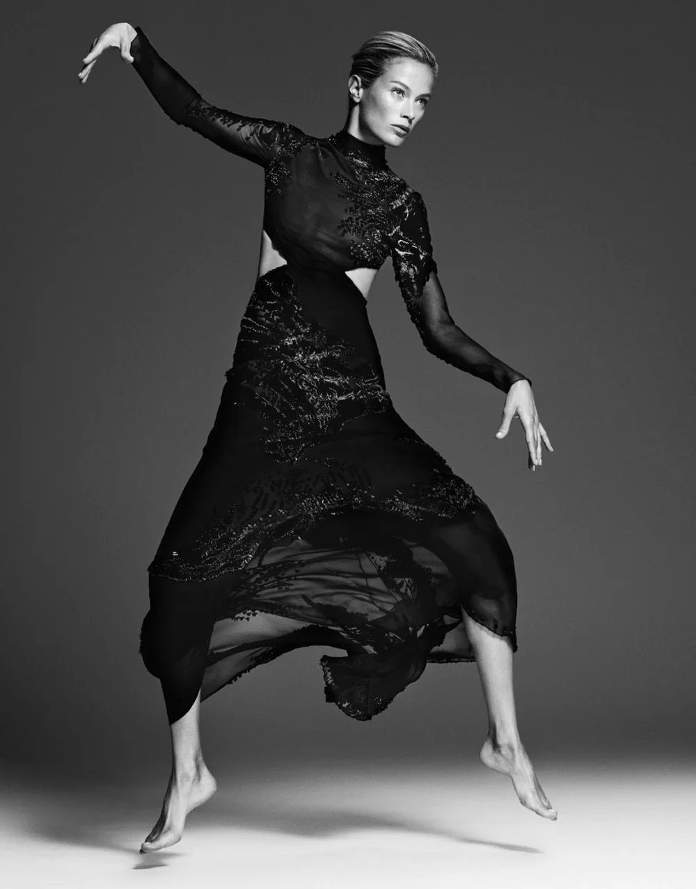 Carolyn-Murphy-by-Paola-Kudacki-Porter-5-winter-202200005.jpeg