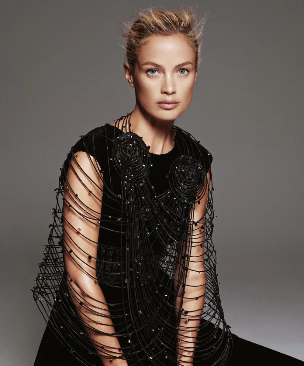 Carolyn-Murphy-by-Paola-Kudacki-Porter-5-winter-202200006.jpeg