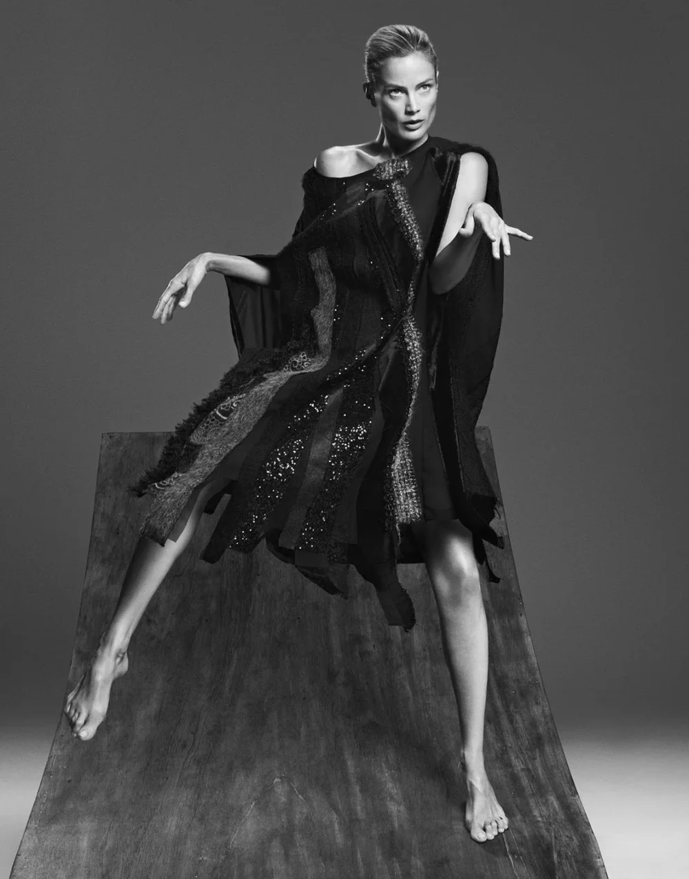Carolyn-Murphy-by-Paola-Kudacki-Porter-5-winter-202200007.jpeg
