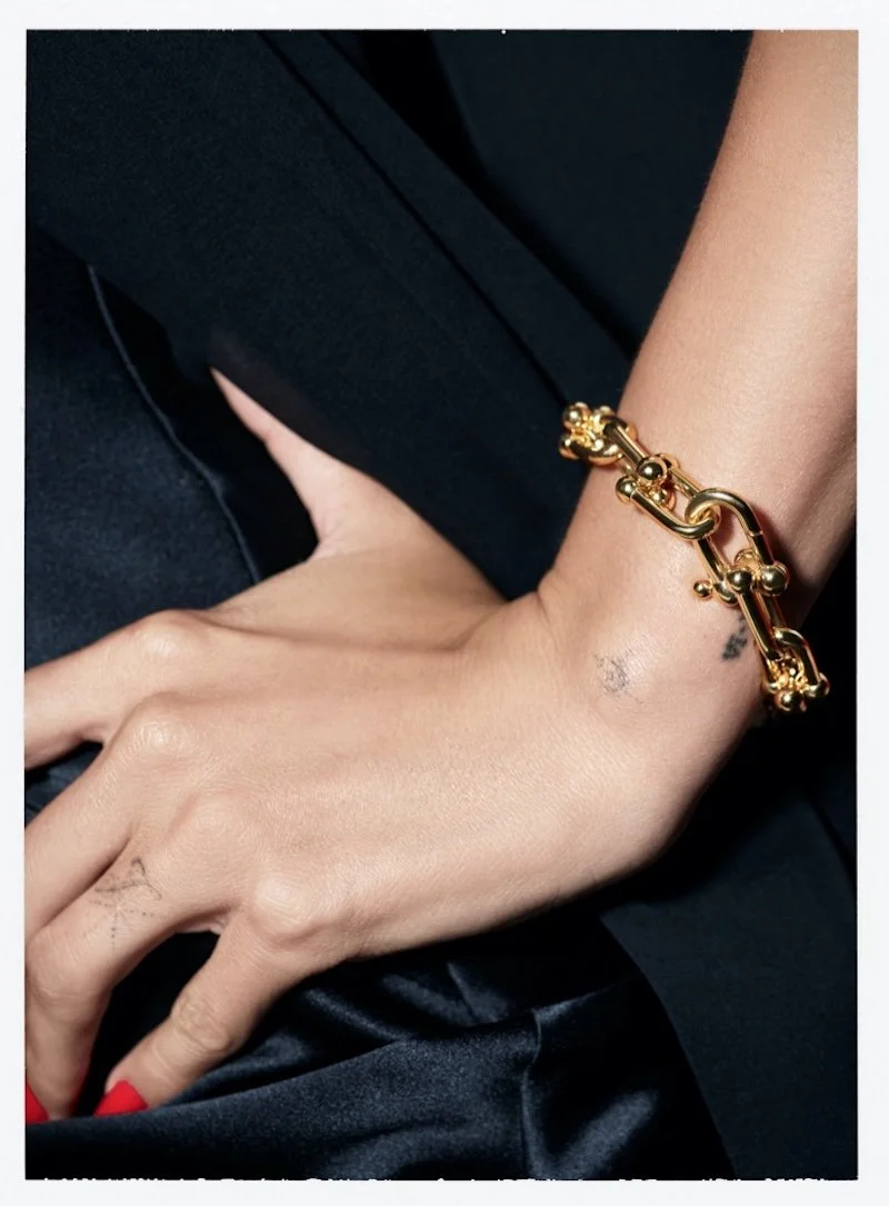 1-Hailey-Bieber-Tiffany-Co-Holiday-2022-Campaign12.jpeg