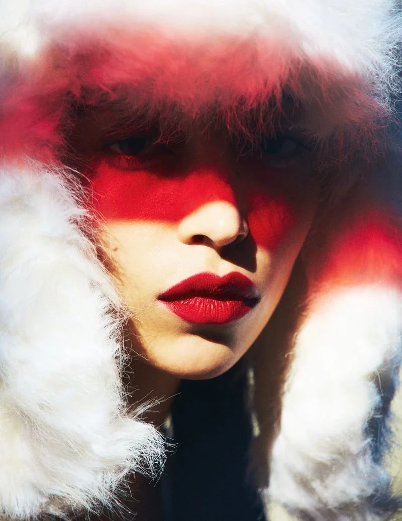 Sara-Esparza-by-Guy-Aroch-in-Vogue-Portugal-December-2022-00012.jpeg